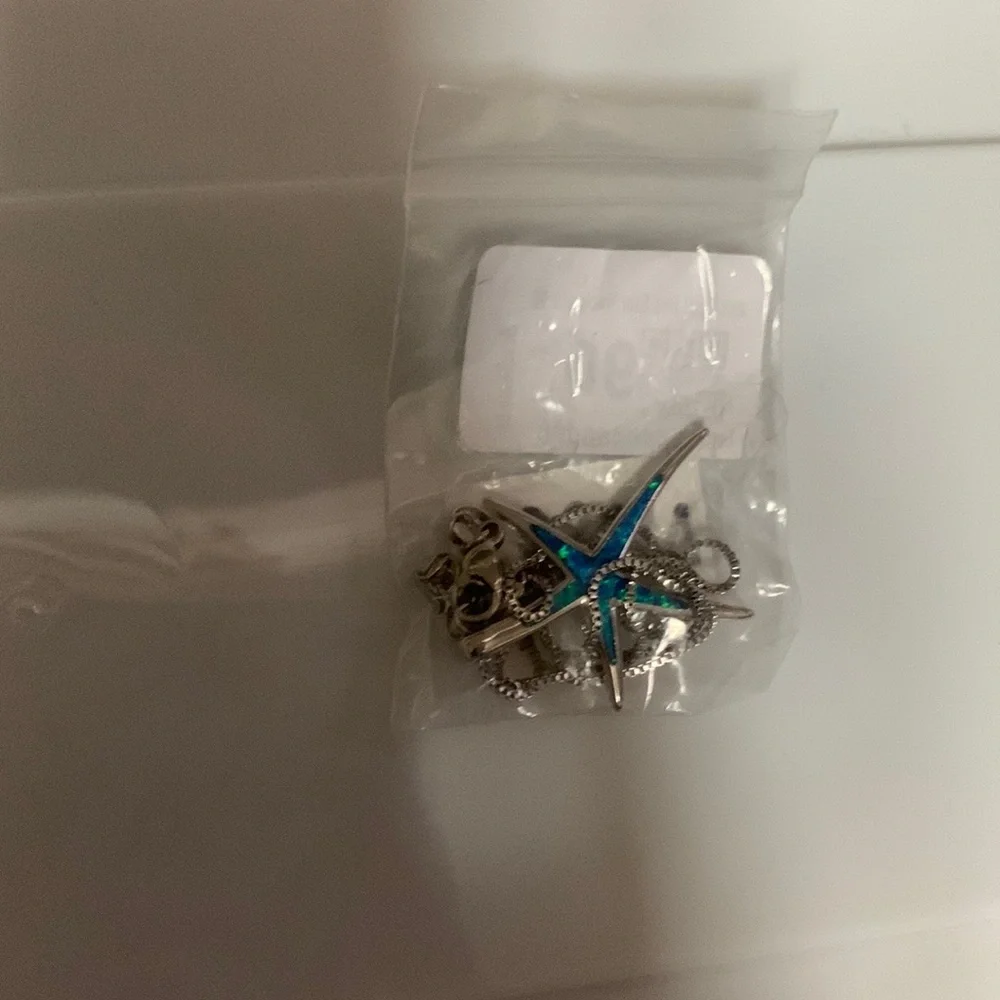 NWOT Starfish necklace - Picture 3 of 3